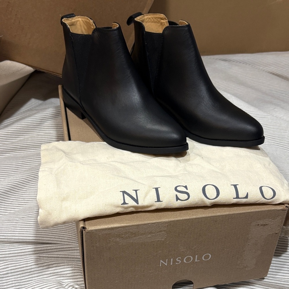 Nisolo Eva Everyday Chelsea Black Ankle Booties :: 100% Leather